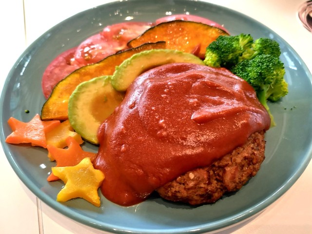 【ネスカフェ 原宿】「ケイちゃんの虹ハンバーグ」1,500円(税込)