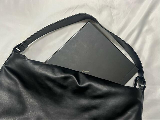 【UNIQLO:C　レザータッチパフィーバッグ】13インチサイズのノートPCも入ります！