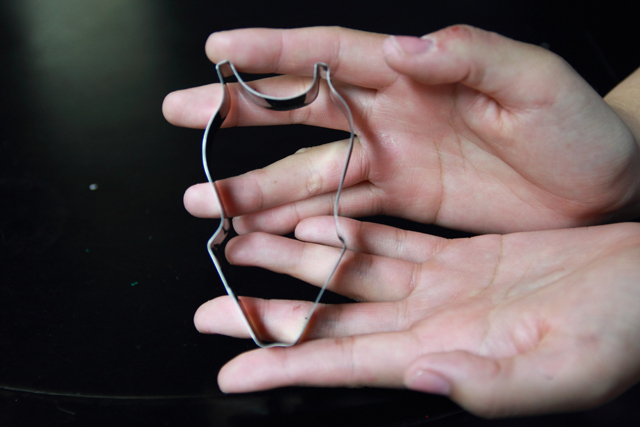 密着感&光沢感満載の「競泳水着カフェ」のコスプレ美女たち