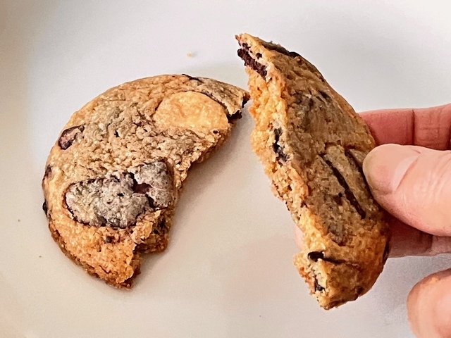 【銀座ベーカリー】ビターのチョコレートとホワイトチョコレートを使った「チョコレートチャンク」