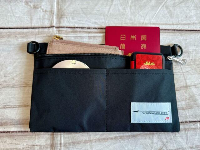 7のポーチにはミニ財布やパスポート、よく使うミラーやミントタブレットを収納!