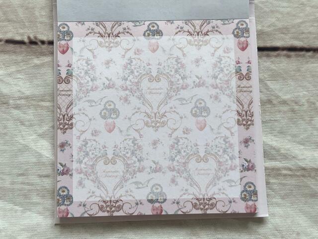 絵柄は2種類。合計70P入り