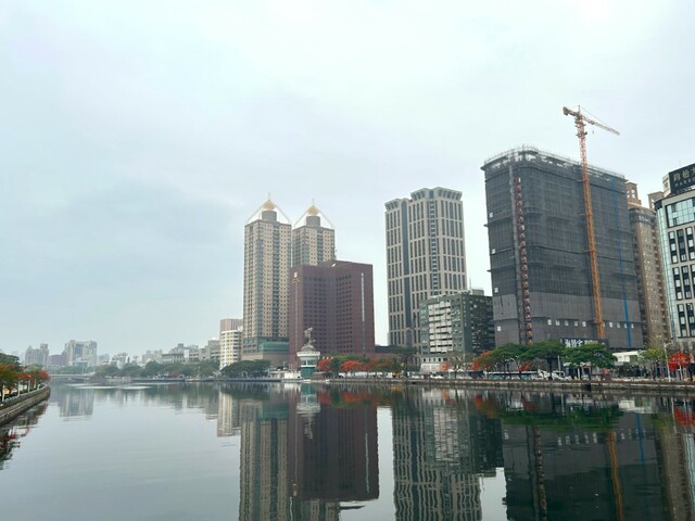 【台湾食べ歩きの旅 #14】高雄を縦断するように流れる街のシンボル、愛河。周りには高層ビルやホテルが立ち並ぶ