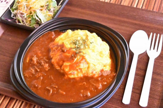 新鮮な卵3つを贅沢に使用したオムハヤシ