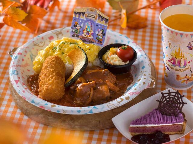 スペシャルセット 1,980円｜「ディズニー・ハロウィーン」スペシャルメニュー｜東京ディズニーリゾート40周年“ドリームゴーラウンド”｜販売店舗：東京ディズニーランド「グランマ・サラのキッチン」｜発売日：2023年9月1日（木）