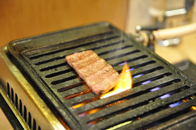 立ち食い焼肉を体験!／治郎丸　国産和牛A5のザブトン（肩ロース・290円）