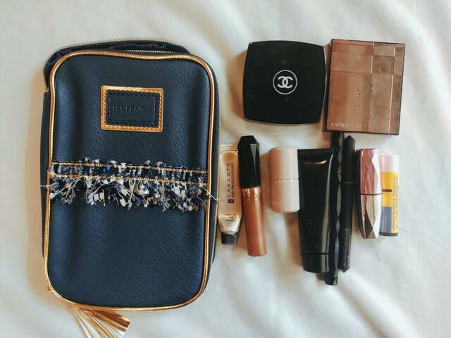 チーク、アイシャドゥ、リップなどが入る