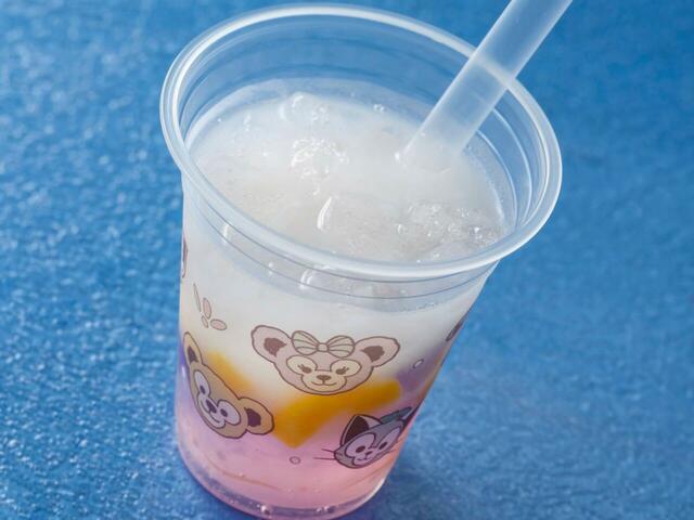 スペシャルドリンク（ライチー、マンゴー、乳酸菌飲料） 700円｜東京ディズニーシー「ダッフィー＆フレンズ20周年：カラフルハピネス」スペシャルメニュー｜販売店舗：ミゲルズ・エルドラド・キャンティーナ｜販売開始：2025年4月8日（火）