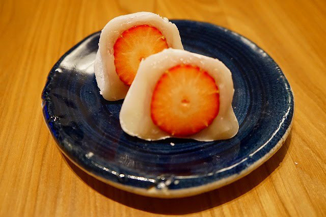 安定感あるおいしさ。 銀座三越をはじめ、東京駅グランスタにも出店されているので手土産等に便利。銀座甘楽（銀座）　苺大福　270円
