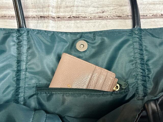 内側の背面側のファスナーポケットにはミニ財布をイン！