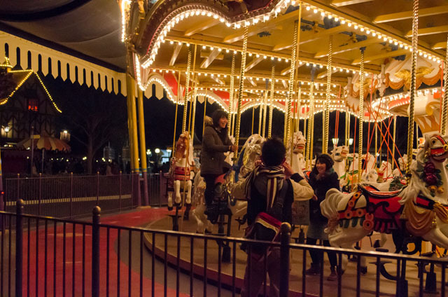 キャッスルカルーセルを3人で貸し切り! ©Disney