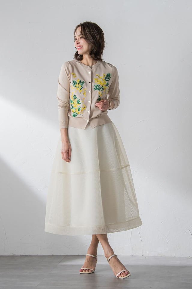 【ビアッジョブルー「Mimosa Embroidery Cardigan」】シーズンムードを敷き詰めたカーディガン