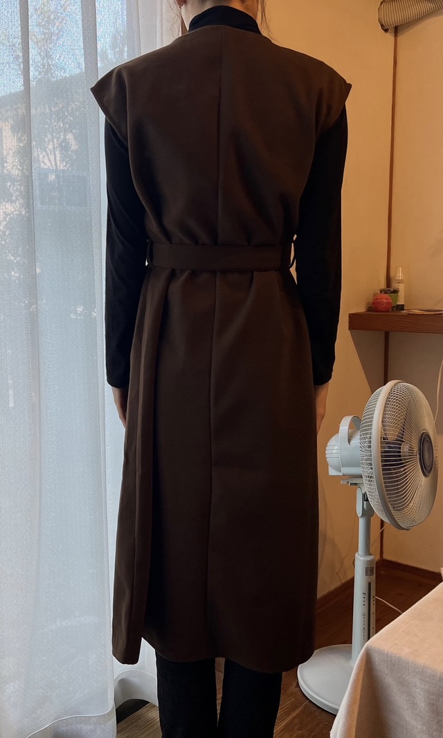 【GRL　フェイクウール3Wayショート丈ジャケットXワンピースセット】ワンピース単体の後ろ姿