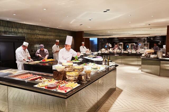 「シェフズ ライブ キッチン内観」【旬のいちごを贅沢に楽しめるスイーツブッフェが登場！「インターコンチネンタル 東京ベイ」でいちご尽くしの世界へ♪】