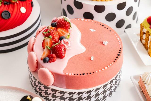 「『ストロベリーモノクロ・ガールズパーティー』スイーツビュッフェ」<期間:2025年12月27日~2026年5月上旬頃まで>【モノクロームのおしゃれ空間でいちごスイーツを満喫♪「ヒルトン東京」で“アジョリーコラボスイーツ”も楽しめる苺ビュッフェ開催!】