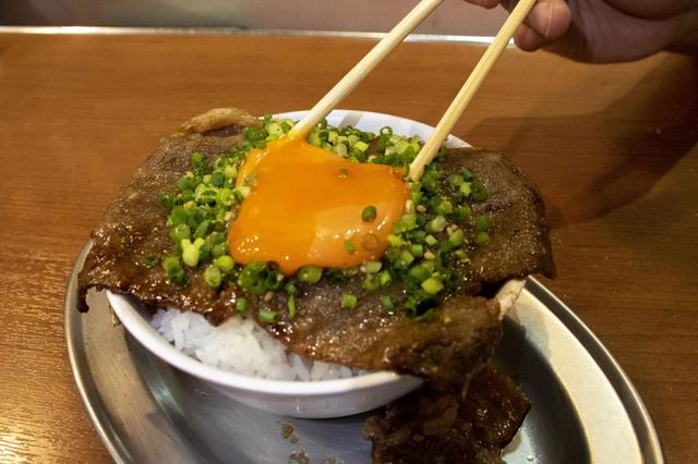 大阪焼肉・ホルモン　ふたご「器から“はみ出る“サーロイン丼」1,408円（税込）