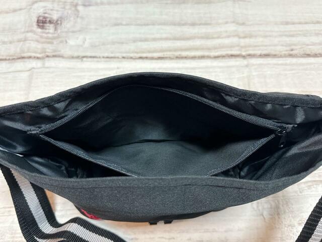 なんと内側にもファスナーポケットが！至れり尽くせりな便利な仕様がうれしい♪