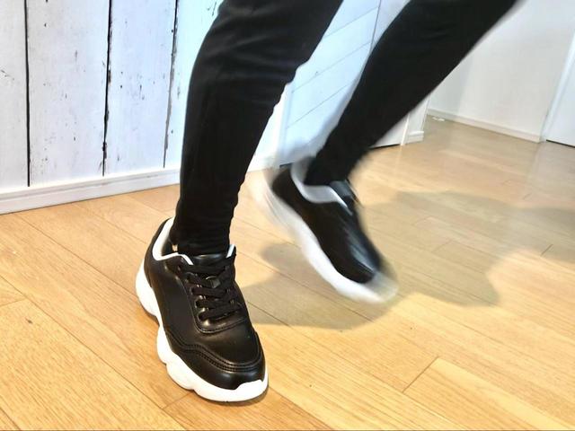 【GU（ジーユー）　KIDS(男女兼用)ボリュームソールスニーカー+E】ソールが厚く、地面からの衝撃を吸収