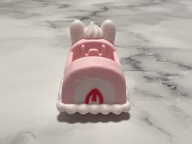 後ろにもイチゴのイラスト入り！