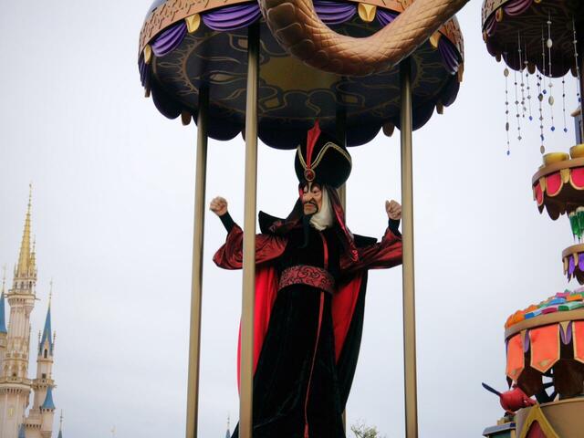 東京ディズニーランド「ザ・ヴィランズ・ハロウィーン“Into the Frenzy”」の模様:東京ディズニーリゾートのハロウィーン Ⓒ Disney