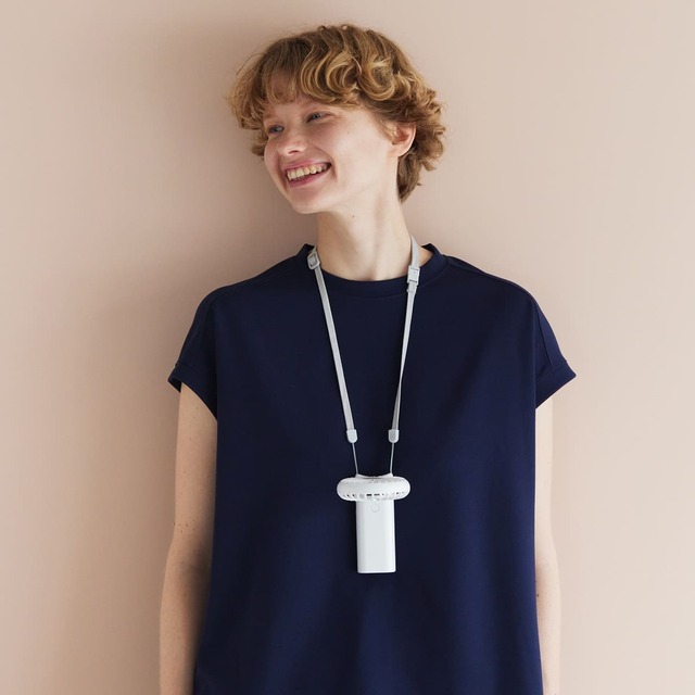 【アフタヌーンティー・リビング】フォールディングファンを首にかけて使用