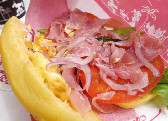 生ハムとパンプキンサラダのサンドウィッチ