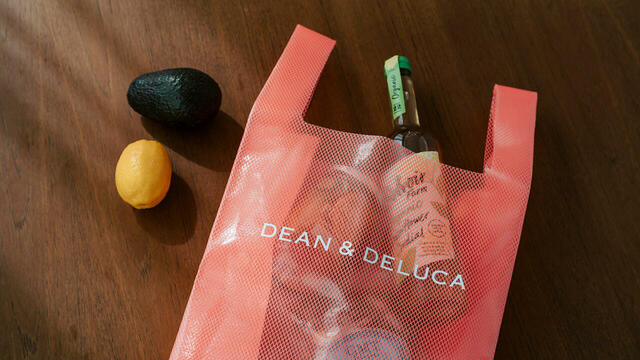 【DEAN ＆ DELUCA ショッピングバッグ EVA コーラルオレンジ】軽くて丈夫な生地で水にも強く、雨の日も安心の機能性！