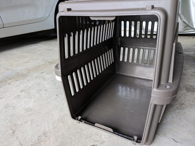 【アイリスオーヤマ ペットキャリー 中型犬用】扉が外せるタイプなら、慣れるまでは扉を外して