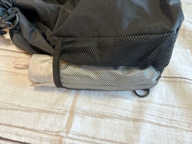 両サイドのポケットには、折りたたみ傘を収納