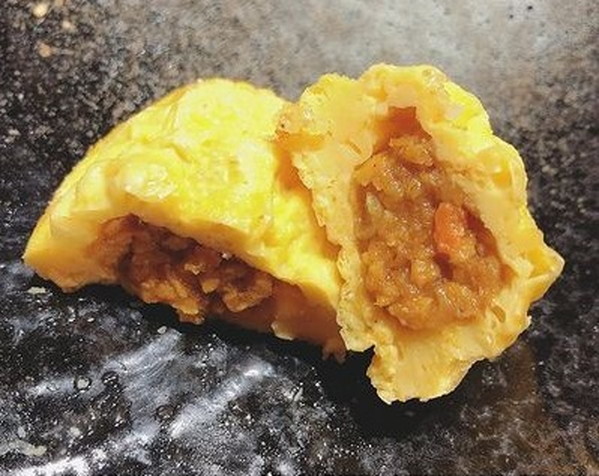 【COOP（コープ）】「ミニオムレツ（そぼろカレー入り）」／中のそぼろカレーは甘めの味付け