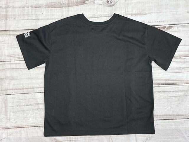 背面は装飾がないシンプルなデザイン