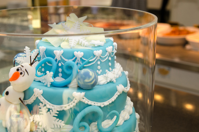 隠れミッキーを見つけて!|クリスタルパレスレストラン「アナとエルサのフローズンファンタジー」スペシャルブッフェ ©Disney