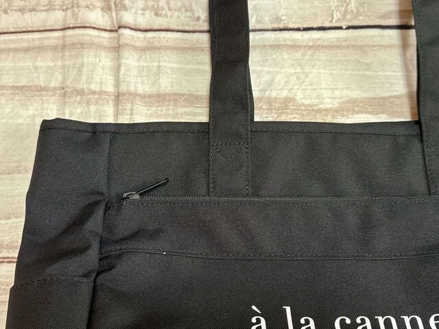 フロントにファスナーポケット付き