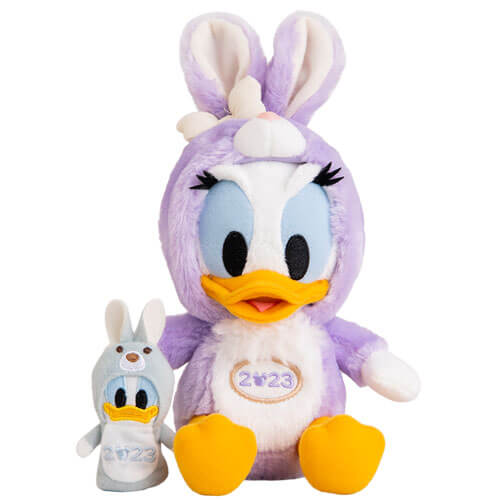 ぬいぐるみ 3,200円|サイズ:長さ約25cm、(パペット)長さ約9cm|東京ディズニーリゾート 干支になりきったグッズ(2023卯年)|販売店舗:東京ディズニーランド「ギャグファクトリー/ファイブ・アンド・ダイム」、東京ディズニーシー「エンポーリオ」|発売日:2022年11月24日(木)