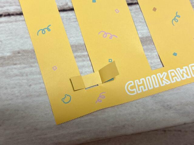 切り取ったAにそれぞれのパーツを差し込みます。この時長い方が右になるように差し込みましょう