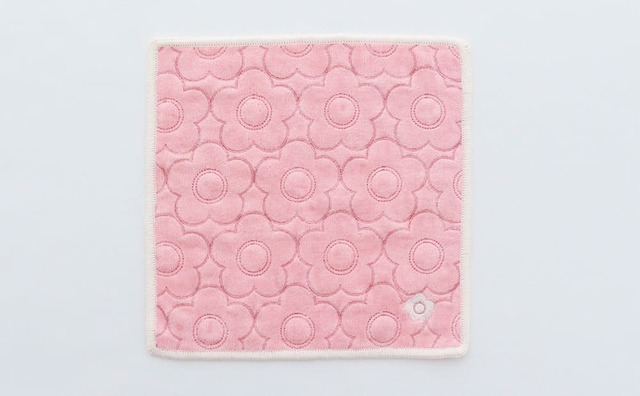 【MARY QUANT】「タオルハンカチ」(1,650円)/MARY QUANTを象徴するデイジーを全面に刺繍で表現