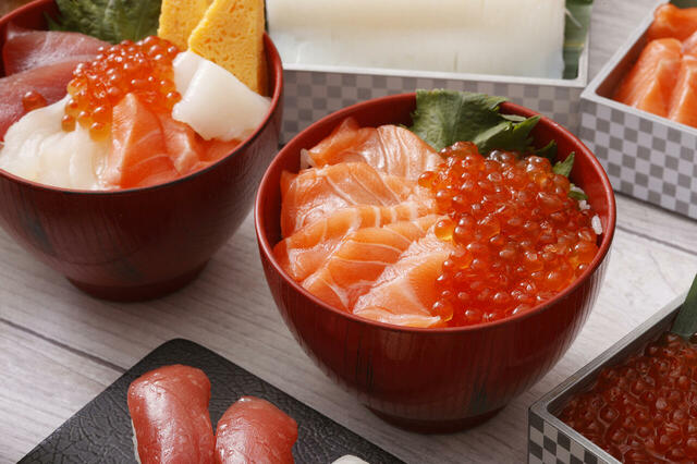 「9種の具材から選べる贅沢な海鮮丼」＜期間：2026年4月1日～6月30日＞【【インターコンチネンタル 東京ベイ】握りたて寿司やズワイ蟹、海鮮丼も！北海道の美食を堪能できるランチ＆ディナーブッフェ開催！】