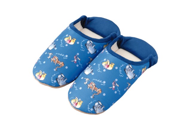 ルームシューズ 2,500円｜長さ約27cm｜東京ディズニーリゾートAfternoonTeaプロデュース限定アイテム第3期「くまのプーさん」｜東京ディズニーランド「ホームストア」、東京ディズニーシー「ベッラ・ミンニ・コレクション」