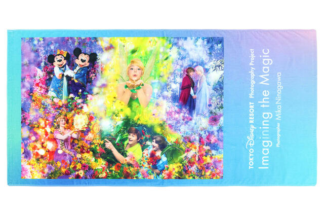 ワイドバスタオル 4,500円|東京ディズニーリゾート・フォトグラフィープロジェクト「イマジニング・ザ・マジック」グッズ|販売店舗:東京ディズニーランド「ギャグファクトリー/ファイブ・アンド・ダイム」、東京ディズニーシー「エンポーリオ」|発売日:2026年3月6日(金)