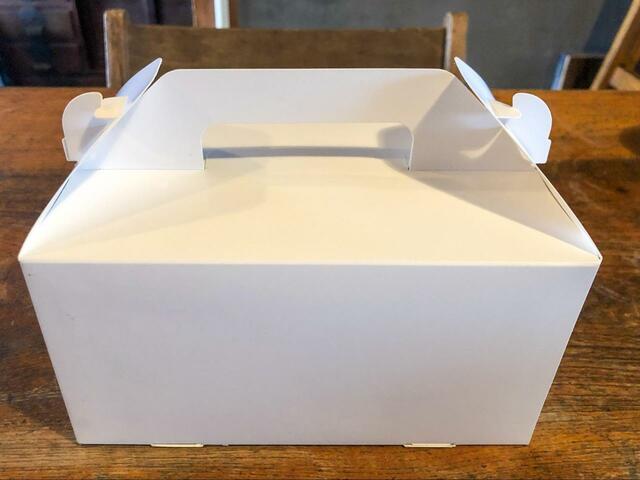 【コメダ珈琲 北の大地のフロマージュ】スイーツはケーキボックスに入れて持ち帰ります