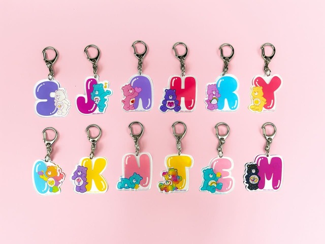 【ケアベア「FLUFFY LAND」】キーホルダーは自分のイニシャルで選ぶのもかわいいよ！