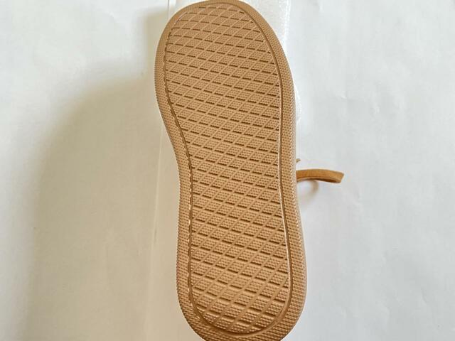 【GU ボリュームソールコートスニーカー】カラーはオフホワイト、ブラウン、ブラックの3展開