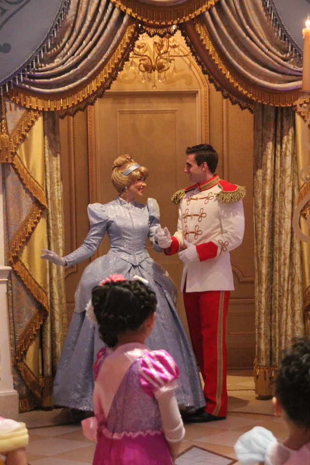 シンデレラのプリンセス・ウェルカム 2016 シンデレラとプリンス・チャーミングが左側から登場