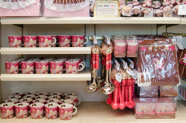 東京ディズニーシー「スウィート・ダッフィー」（2015年）スペシャルグッズ ©Disney