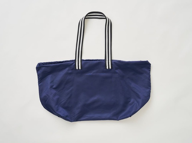 「たためる大きなかばん」裏面（ネイビー）