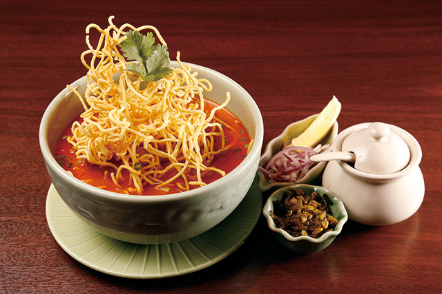 トゥンテン 高田馬場店（高田馬場） チェンマイのカレーヌードル 1240円 本場のシェフが作る正統派カオソーイ。中華麺と揚げ麺、2種類の食感が楽しめる。