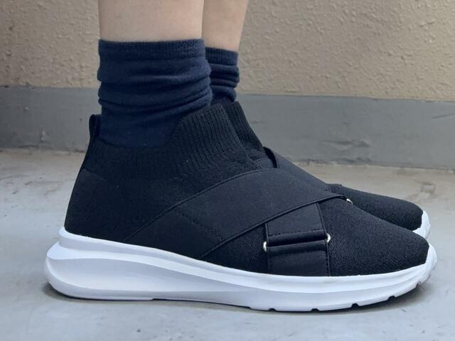 【FOUND GOOD ニットスニーカー】普段24.5cmを履いている筆者はLサイズを購入。やや余裕がありますがクロスゴムのおかげで脱げる心配はありません◎