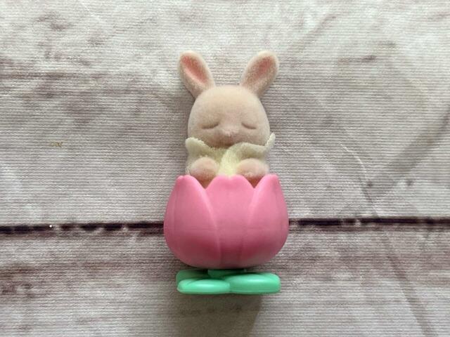 チューリップの椅子に座らせてみました♪