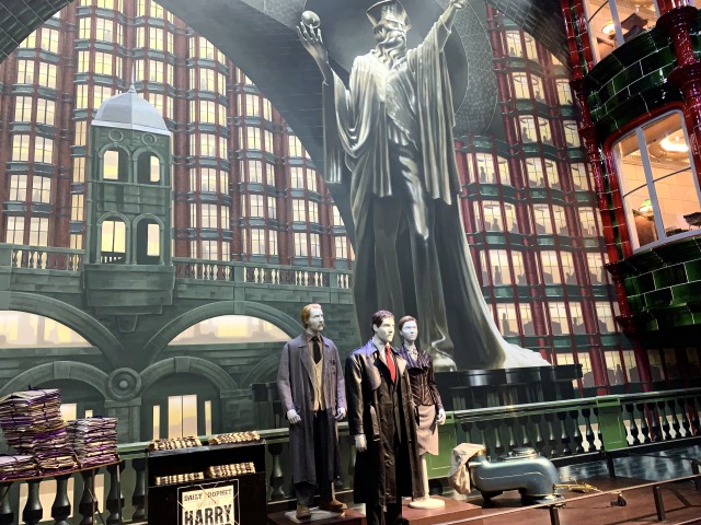 中央の像の反対には、魔法省の職員