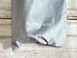 フロント下部には、ホワイトの「PROTECT YOU」ロゴプリント入り